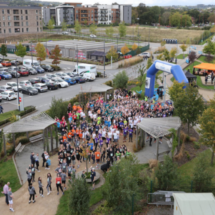 A crowd of people gathered to take part in a charity run